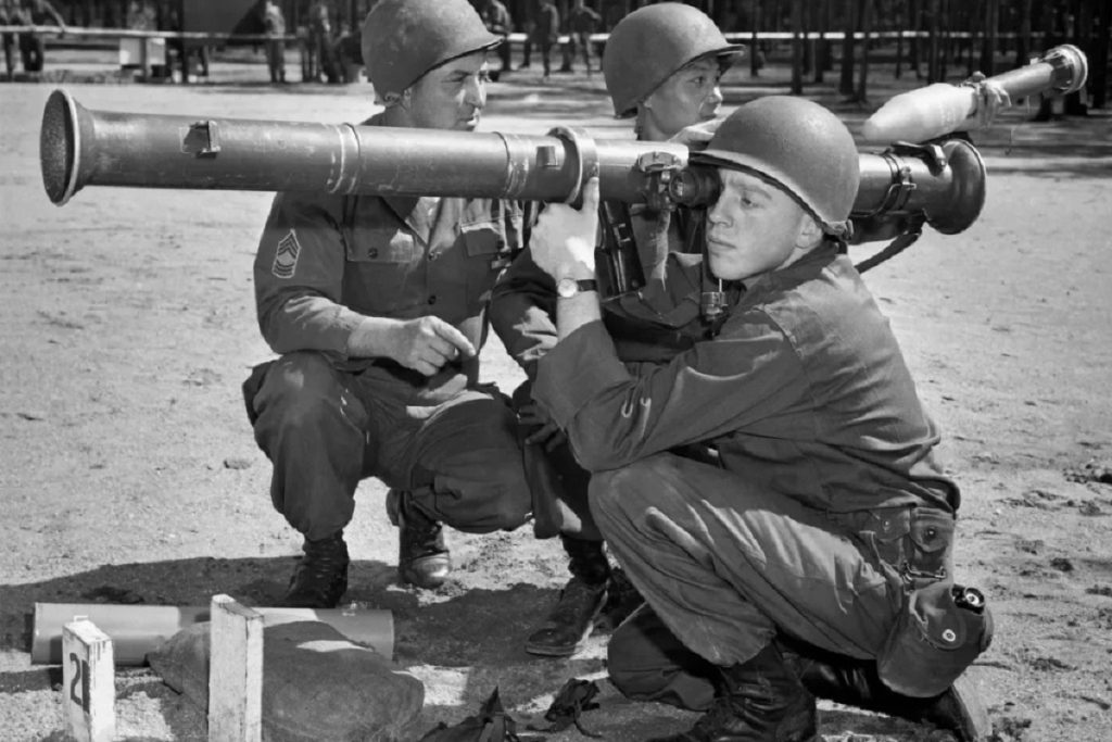 چرا راکتاندازهای ضد تانک را «بازوکا» مینامیدند؟(+عکس)